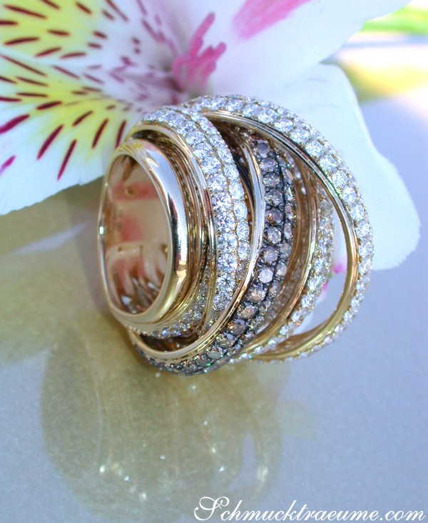 Goldener Mehrreihiger Brillantenring mit naturbraunen Steinen, Detailaufnahme