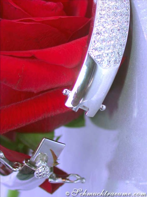 Detailaufnahme des weißen Diamantenarmreifs mit Pavé-Steinen und Schließe