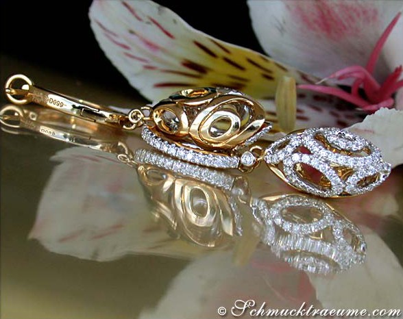 Goldene Brillanten-Ohrgehänge mit filigranem Design, Detailaufnahme