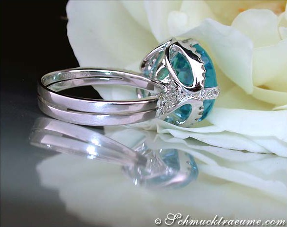 Weißgoldring mit Blautopas und Brillanten, detailreich, auf Blüte.
