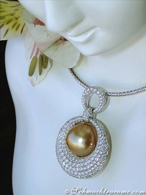 Weißgold-Anhänger mit goldenem Perlenherz und Diamantbesatz, Detailaufnahme.