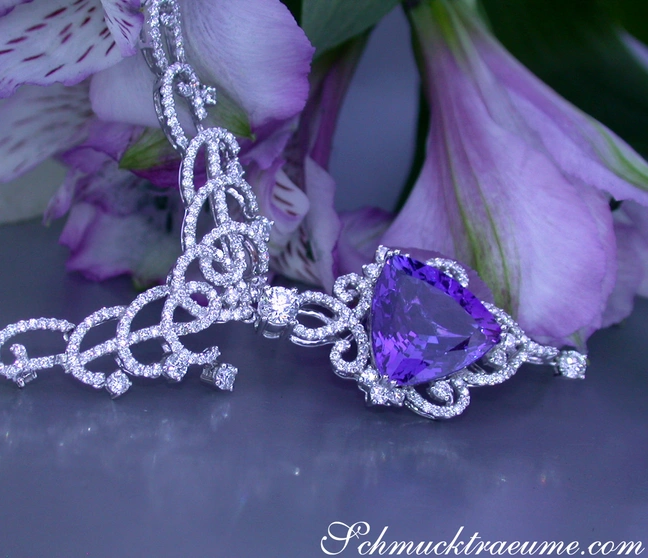 Luxuriöses Tansanit-Collier mit Brillanten, detailreiches Design, Blumen im Hintergrund Luxuriöses Tansanit-Collier mit Brillanten, detailreiches Design, Blumen im Hintergrund