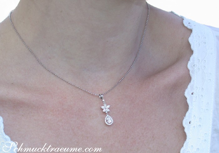 Weißgold-Anhänger mit Marquise-Diamanten, detailreiches Halsband, zartes Tragen