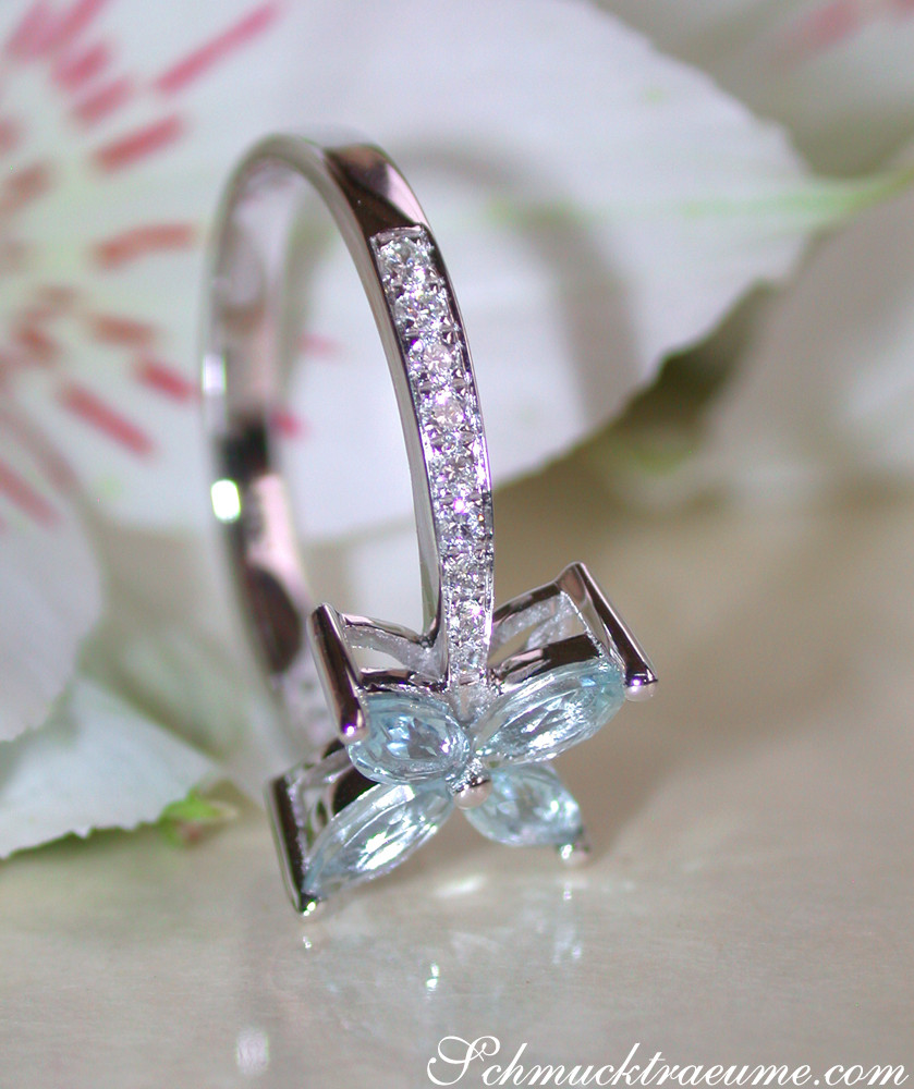 Blütenform aus Aquamarin und Diamanten im Ring, Detailaufnahme auf weißem Hintergrund