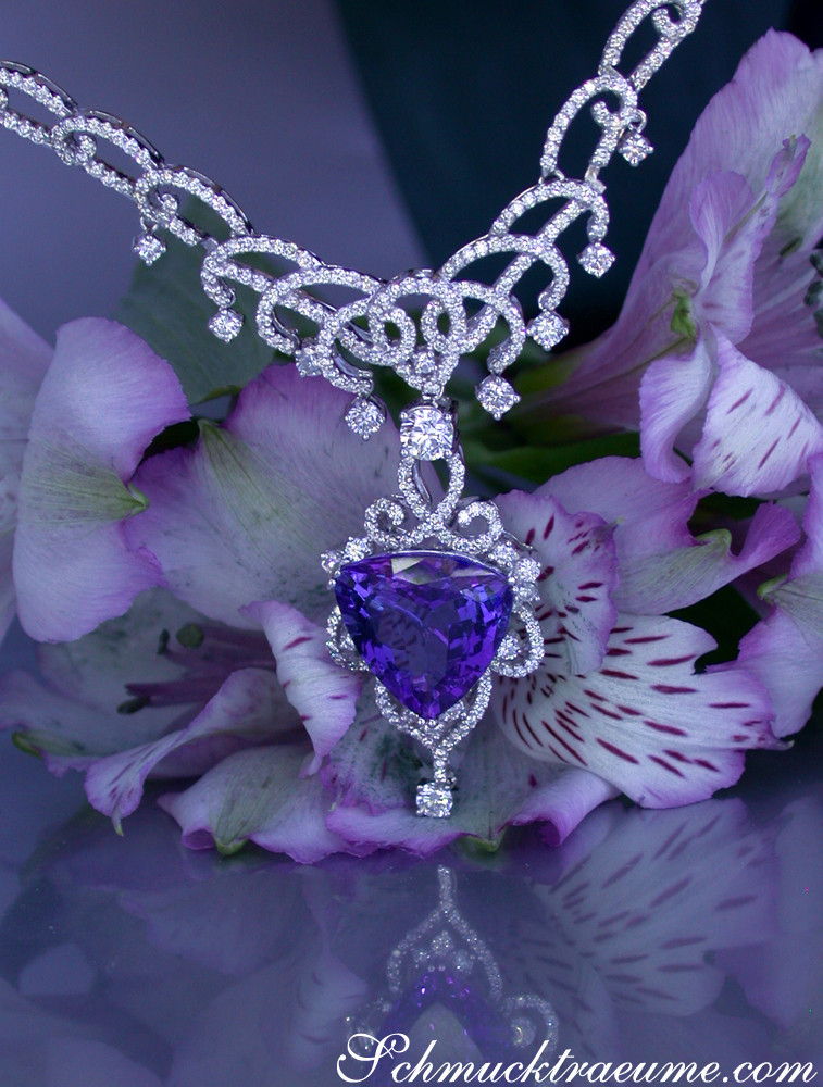 Detailaufnahme des Luxus-Tansanit-Colliers mit Brillanten, prächtig in Weißgold verarbeitet.