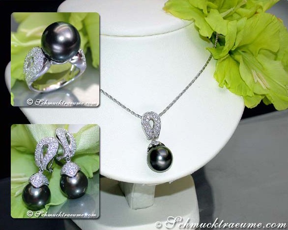 Tahitiperlen-Anhänger mit Diamanten auf Halskette, Detailaufnahme mit Blütenhintergrund.