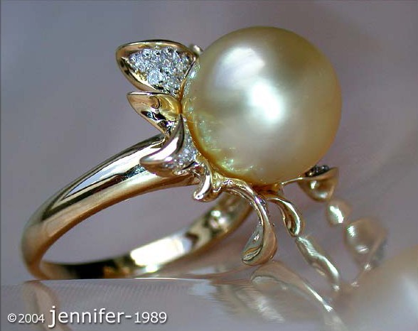 Goldener Süßwasserperlen-Ring mit Diamanten im Blüten-Design, Detailaufnahme