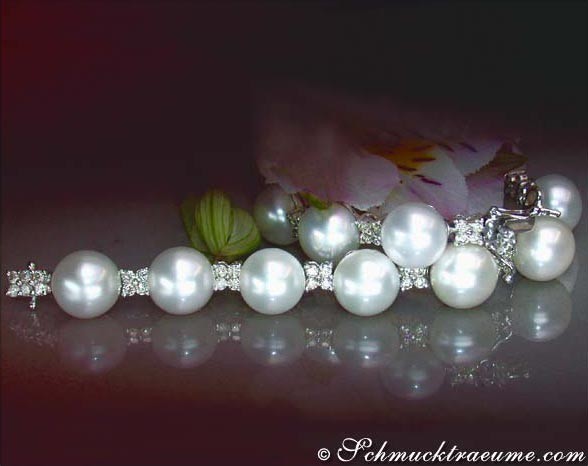 Süßwasserperlen-Armband mit Diamanten, detailreich, auf dunklem Hintergrund, Blume im Hintergrund.