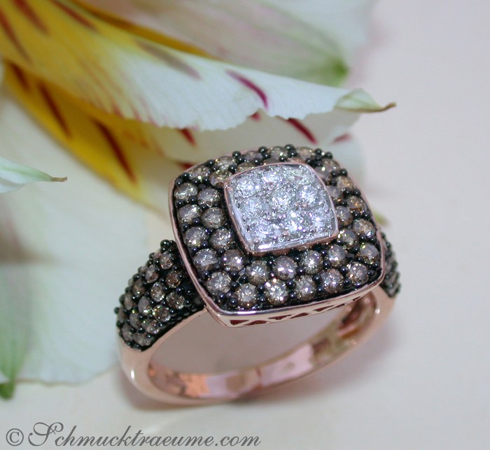 Detail des Carré-Rings mit Roségold und naturbraunen Brillanten