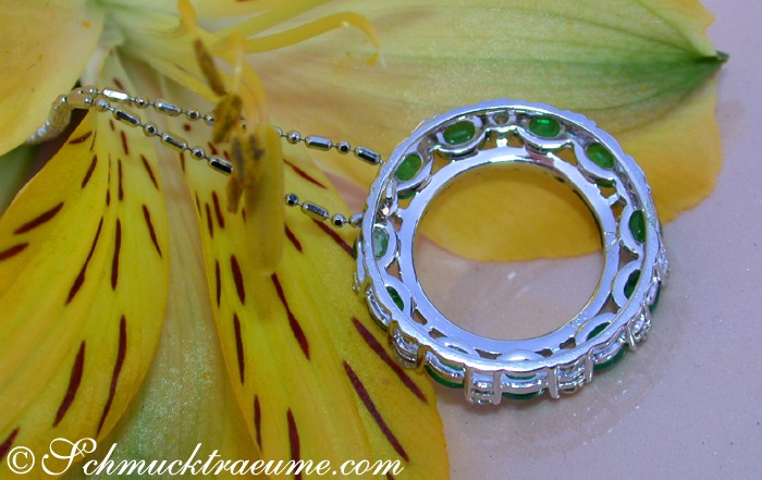 Smaragd-Anhänger mit Brillanten in Kreisform, Detailaufnahme auf Blüte liegend