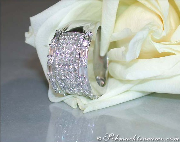 Luxuriöser Diamant-Bandring mit Princess-Diamanten, detailreich, auf Blüte präsentiert