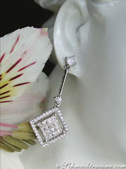 Detailaufnahme des eleganten Diamant-Ohrhängers mit Carré-Design