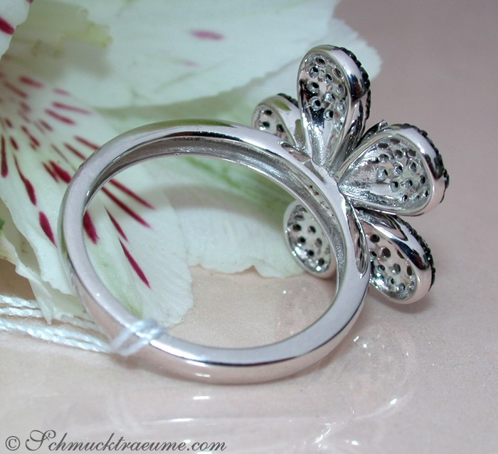 Blumenring aus Weißgold 585 mit schwarzem Diamant, Detailaufnahme, elegant getragen