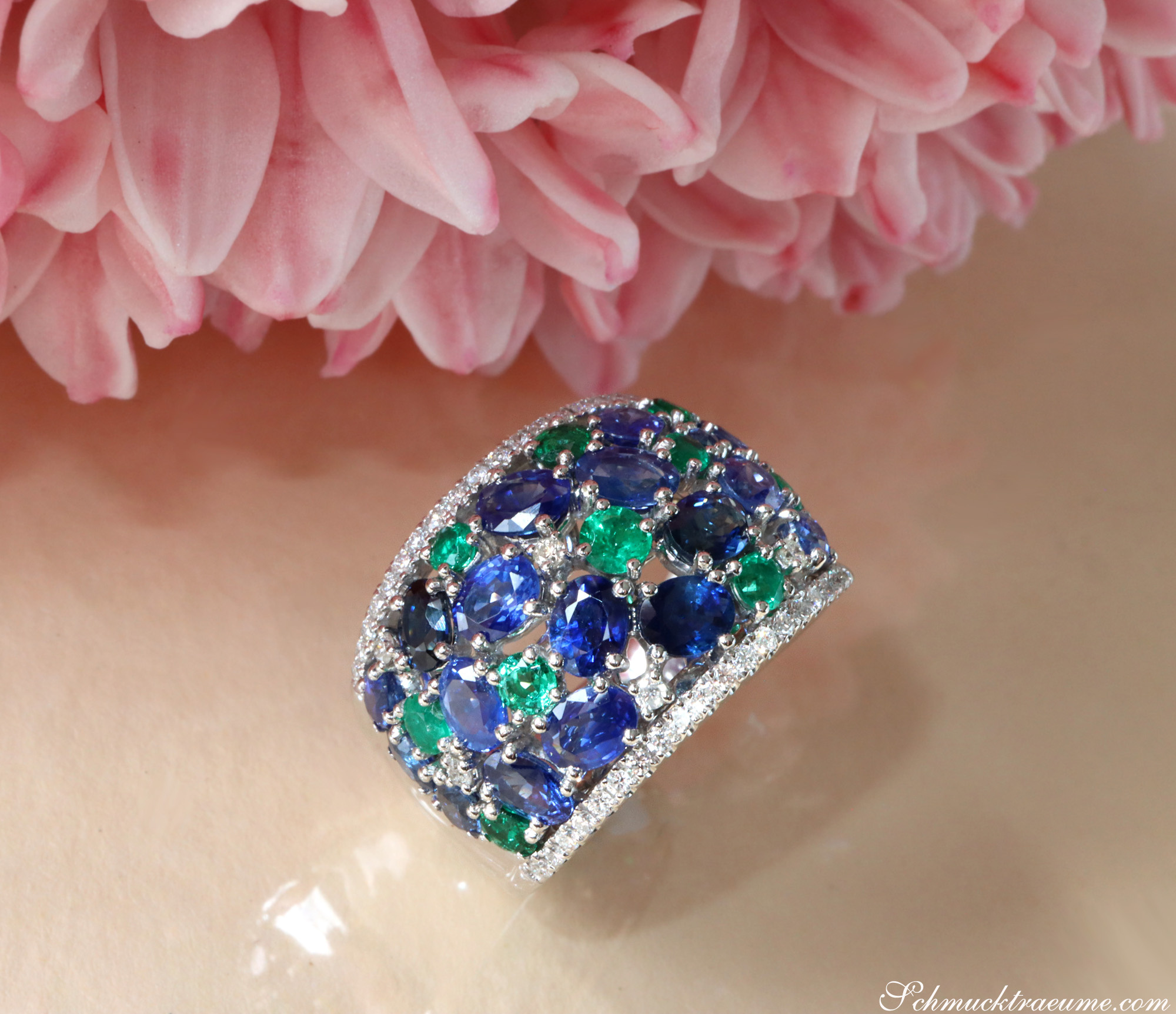 Fabelhafter Saphir Ring mit Smaragden und Brillanten - Image 12