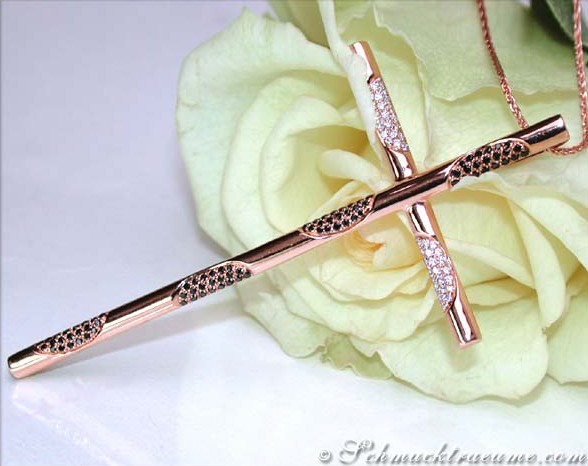 Detailansicht von roségoldfarbenem Kreuzanhänger mit schwarzen und weißen Diamanten.
