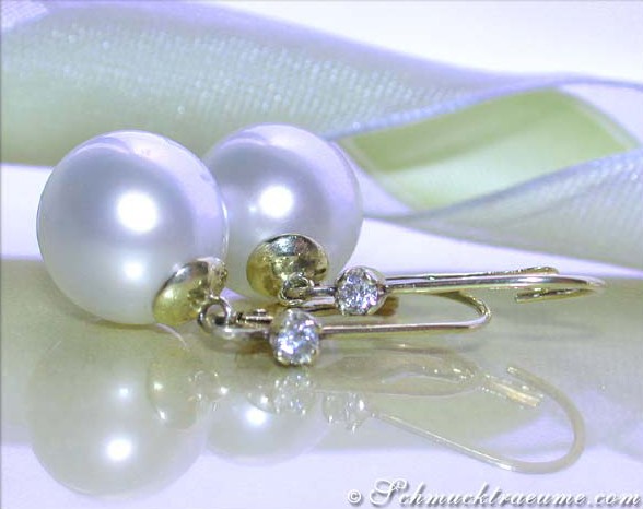 Schlichte Südseeperlen Ohrhänger mit Brillanten in Gelbgold 585