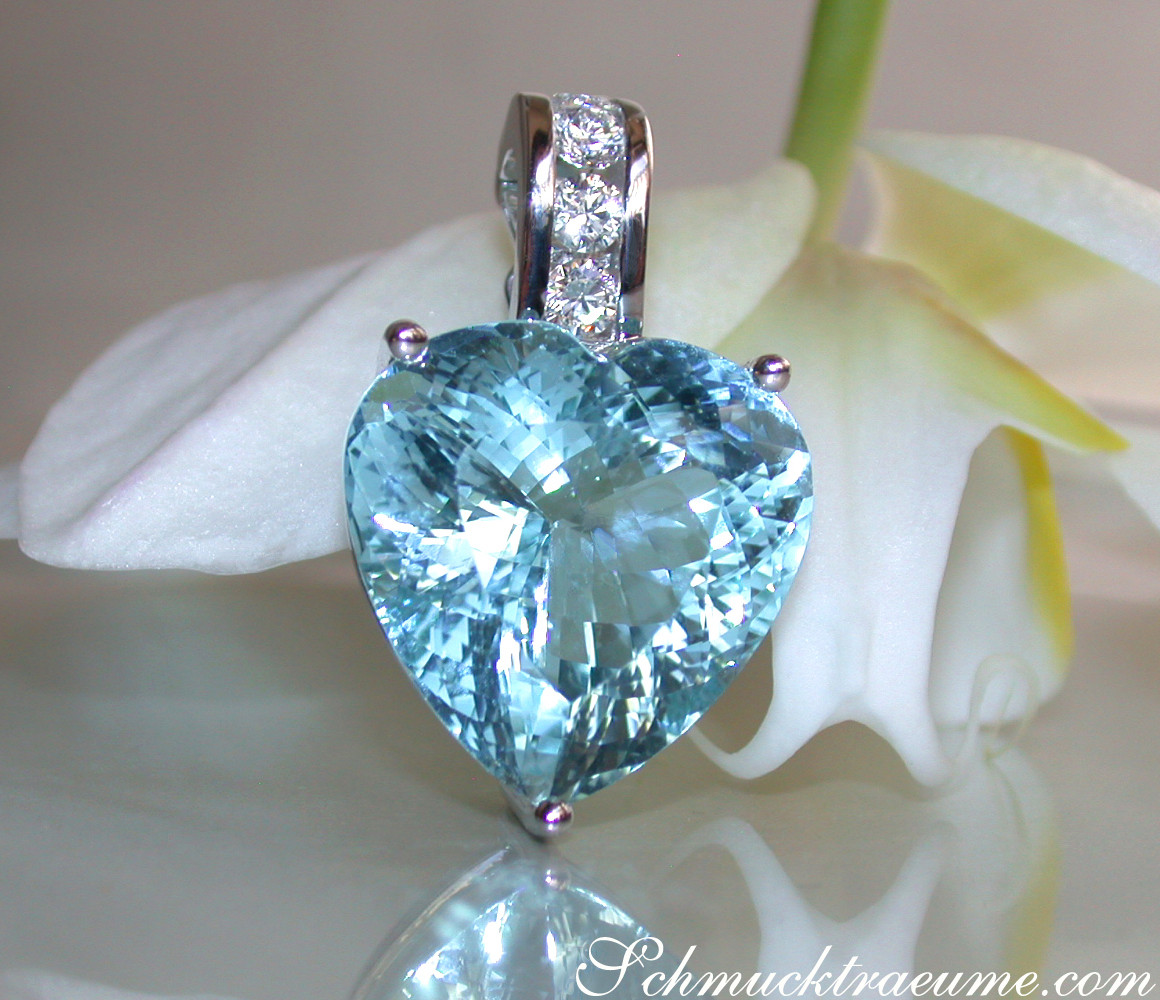 Weißgold-Aquamarin-Herzanhänger auf Blüte, Detailaufnahme