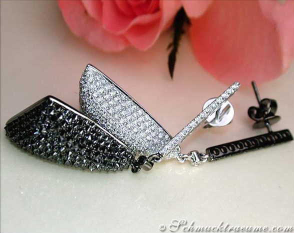 Schwarze Diamant-Ohrhänger mit Weißgold, Detailaufnahme, elegant, auf Blüte liegend