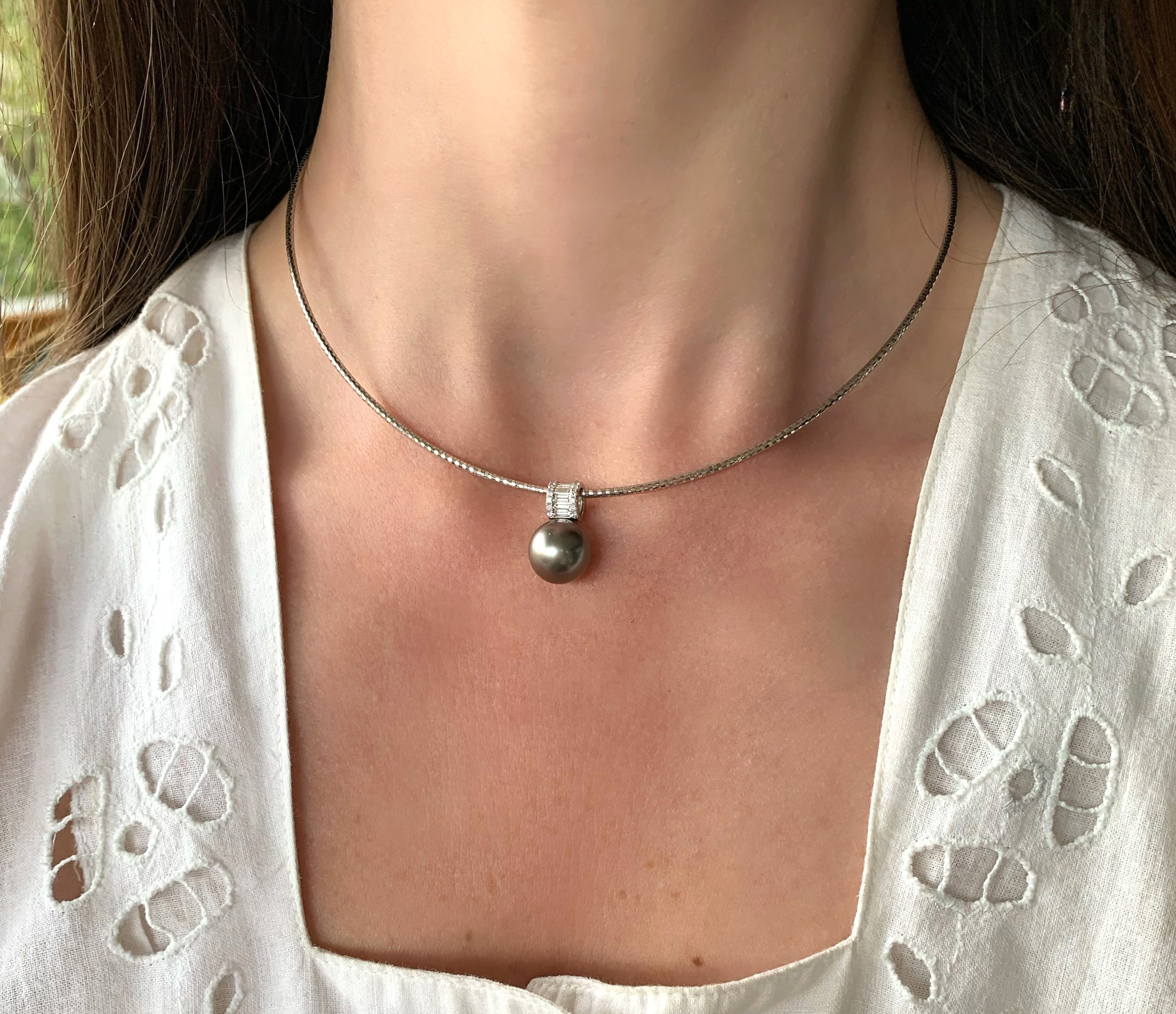 Weißgoldanhänger mit Tahitiperle und Baguette-Diamanten getragen.