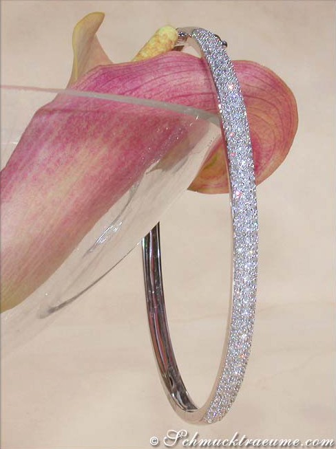 Detailansicht des Diamantenarmreifs in Weißgold 585 mit funkelnden Diamanten