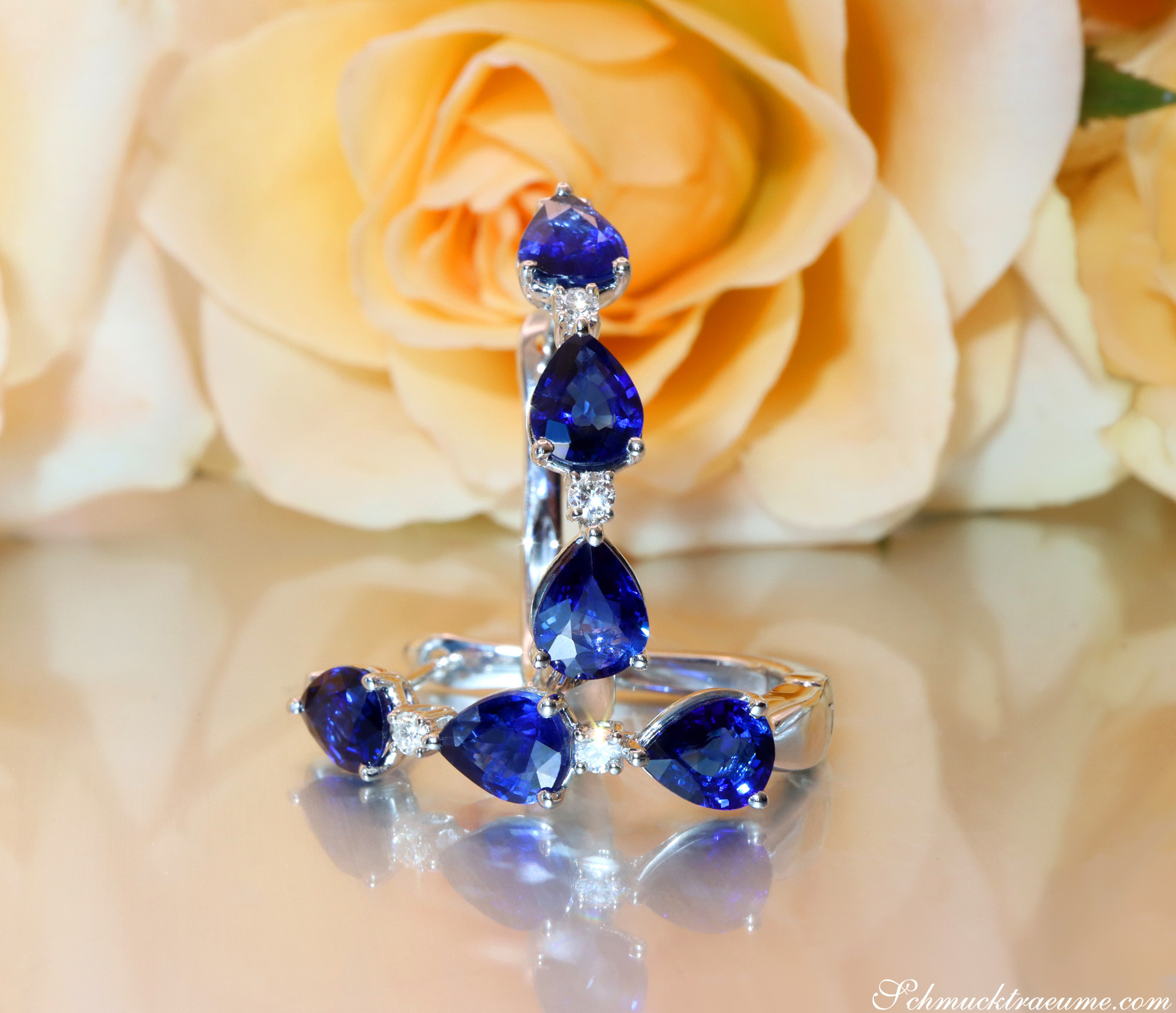 Blumenblüte und elegante Saphir-Tropfen-Ohrringe im Weißgold