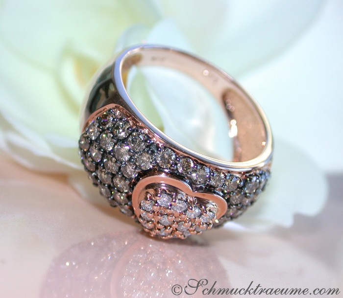 Herzring aus Roségold mit braunen und weißen Brillanten, Detailaufnahme