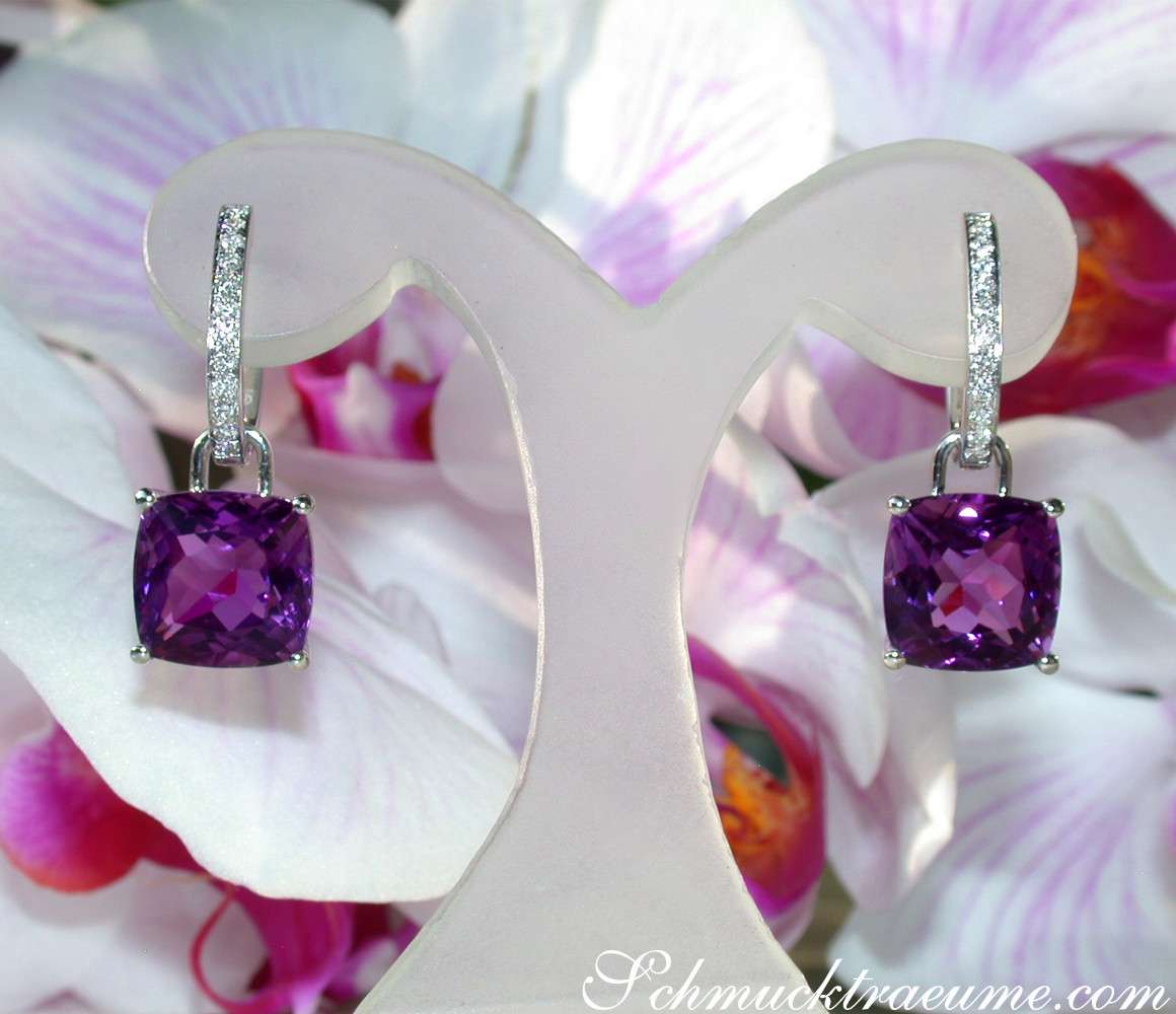 Weißgold-Ohrringe mit Amethyst und Diamanten, floraler Hintergrund