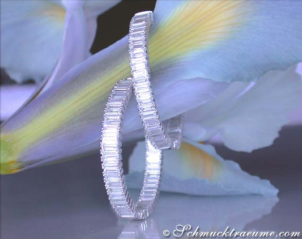 Detailansicht der Baguette-Diamanten-Creolen auf Blüte, elegant gestaltet