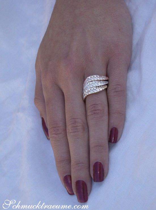 Detailansicht von drei geschwungenen Brillantenringen aus Gold