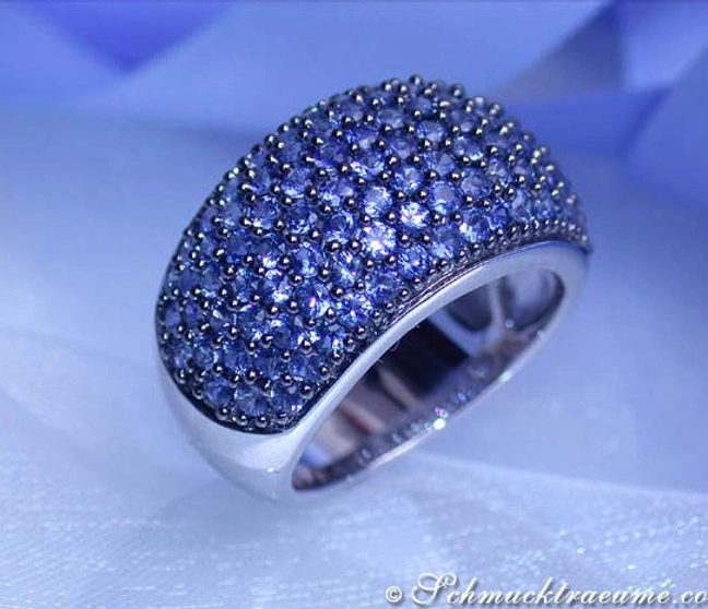 Weißgoldring mit Saphiren in Pavé-Technik auf blauem Hintergrund Weißgoldring mit Saphiren in Pavé-Technik auf blauem Hintergrund