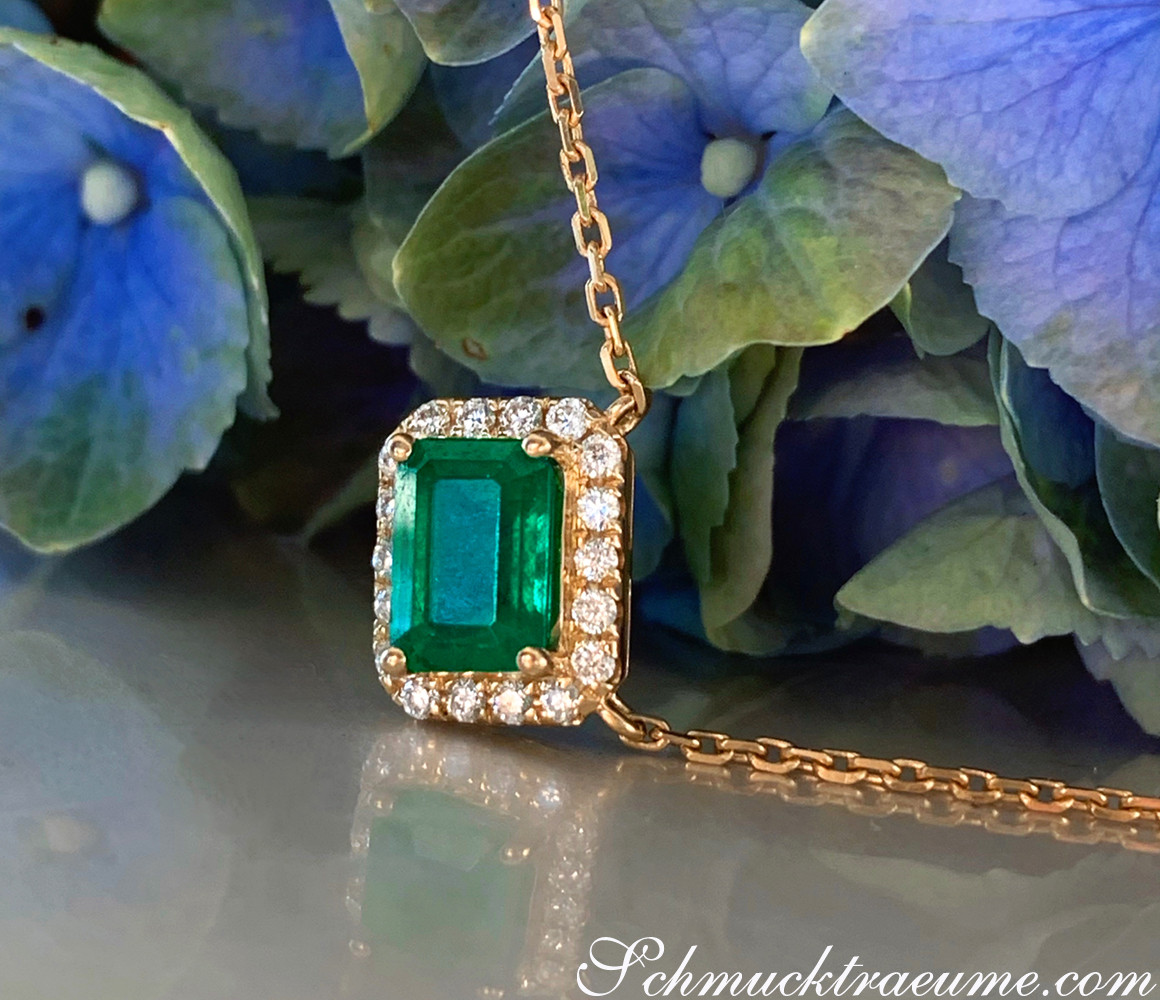 Smaragd-Halskette mit Brillanten, Gelbgold 585, blauer Hintergrund, Blütenblätter.
