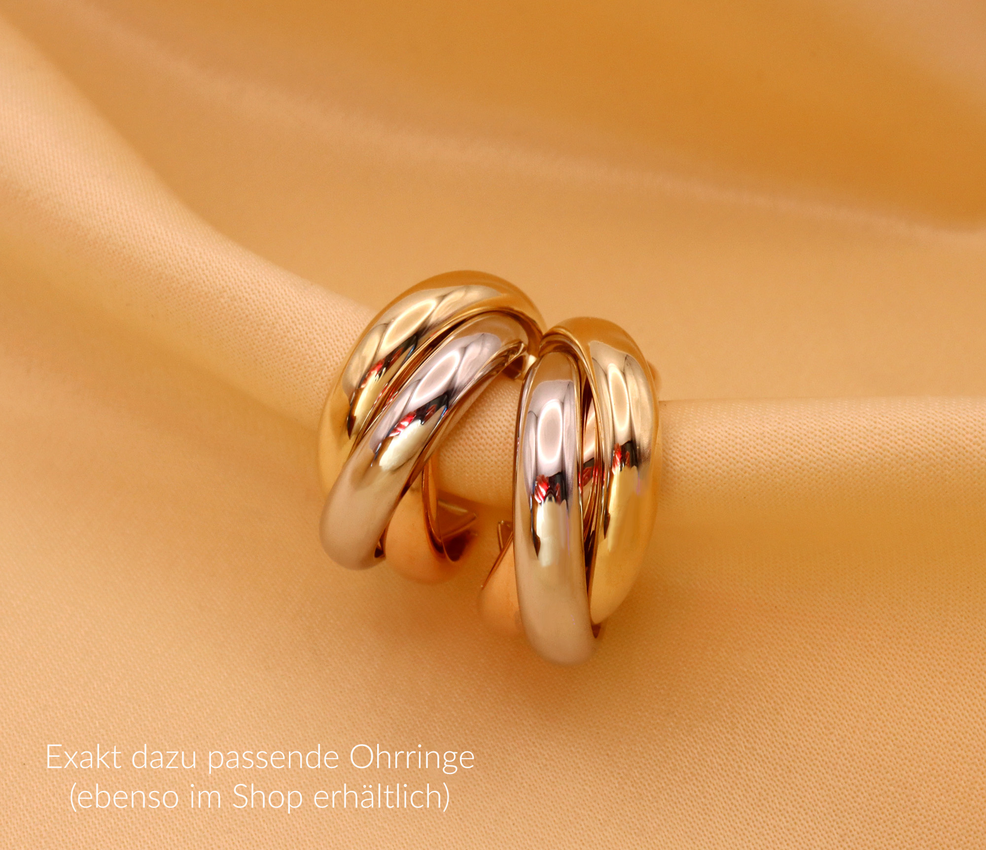 Gold Pur Tricolor Anhänger Detailaufnahme auf cremefarbener Stoffoberfläche