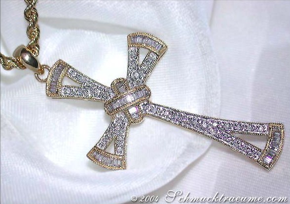 Diamant-Kreuz-Anhänger aus Gelbgold, detailreich verziert, auf weißem Hintergrund.