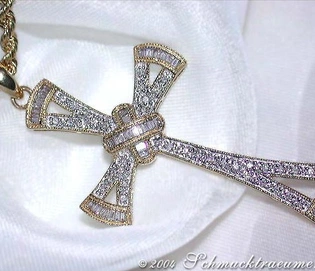Diamant-Kreuz-Anhänger aus Gelbgold, detailreich verziert, auf weißem Hintergrund.