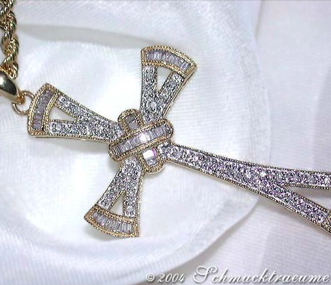 Diamant-Kreuz-Anhänger aus Gelbgold, detailreich verziert, auf weißem Hintergrund. Diamant-Kreuz-Anhänger aus Gelbgold, detailreich verziert, auf weißem Hintergrund.