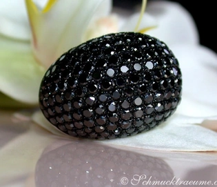 Schwarzdiamant-Dome-Ring mit 5.410 Karat in Weißgold 585, detailreiches Design auf Blüte.