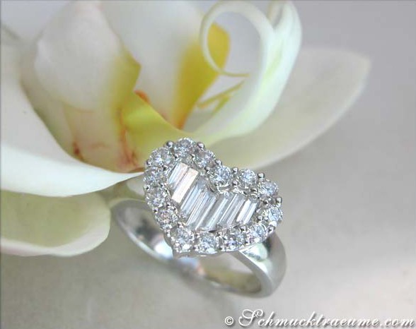 Weißgold-Ring mit Herzform und Trapez-Diamanten, getragen auf Orchidee.