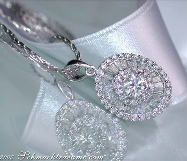 Diamant-Solitär-Anhänger mit feinem Zirkel aus Diamanten, auf weißer Seide präsentiert. Diamant-Solitär-Anhänger mit feinem Zirkel aus Diamanten, auf weißer Seide präsentiert.