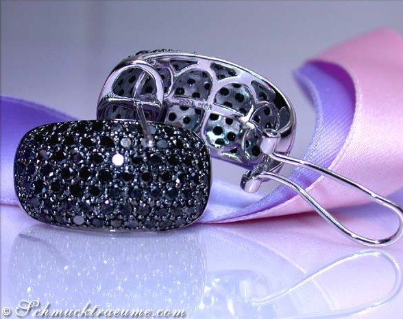 Schwarze Diamant-Ohrstecker aus Weißgold 585, Detailaufnahme, elegant und zeitlos.