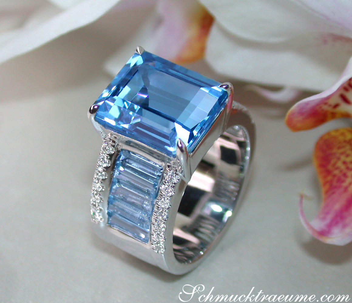 Blautopas-Ring mit Diamanten auf Hand, Detailaufnahme, klarer Schmuck-Design, weißgoldene Ringbasis