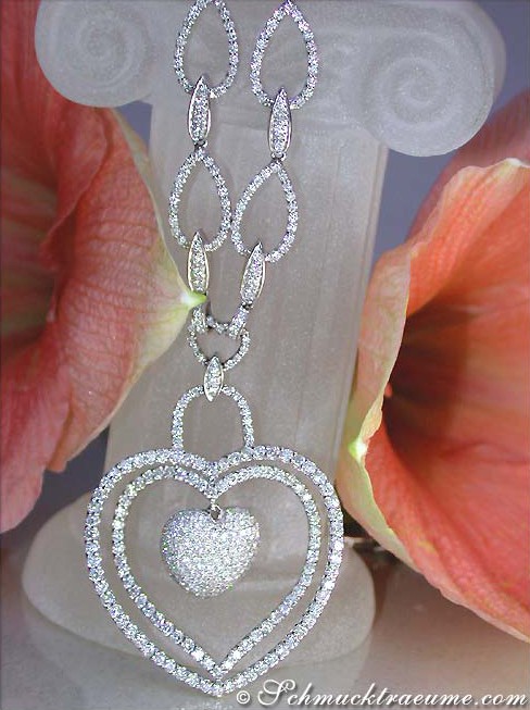 Diamantcollier mit Herzform und Ringen, elegant auf Blume präsentiert