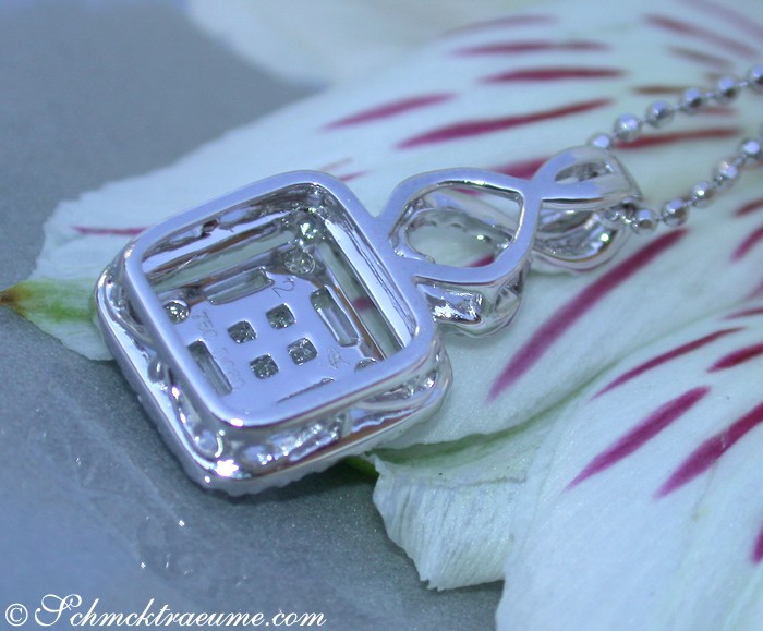 Weiße Diamantanhänger in Weißgold, Detailaufnahme auf Blüte liegend