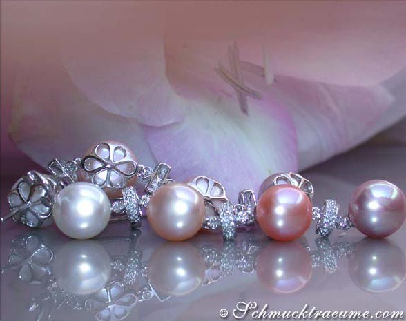 Süßwasserperlen-Ohrgehänge in Weißgold 585, detailreich mit Diamanten, warme Farben, elegant.