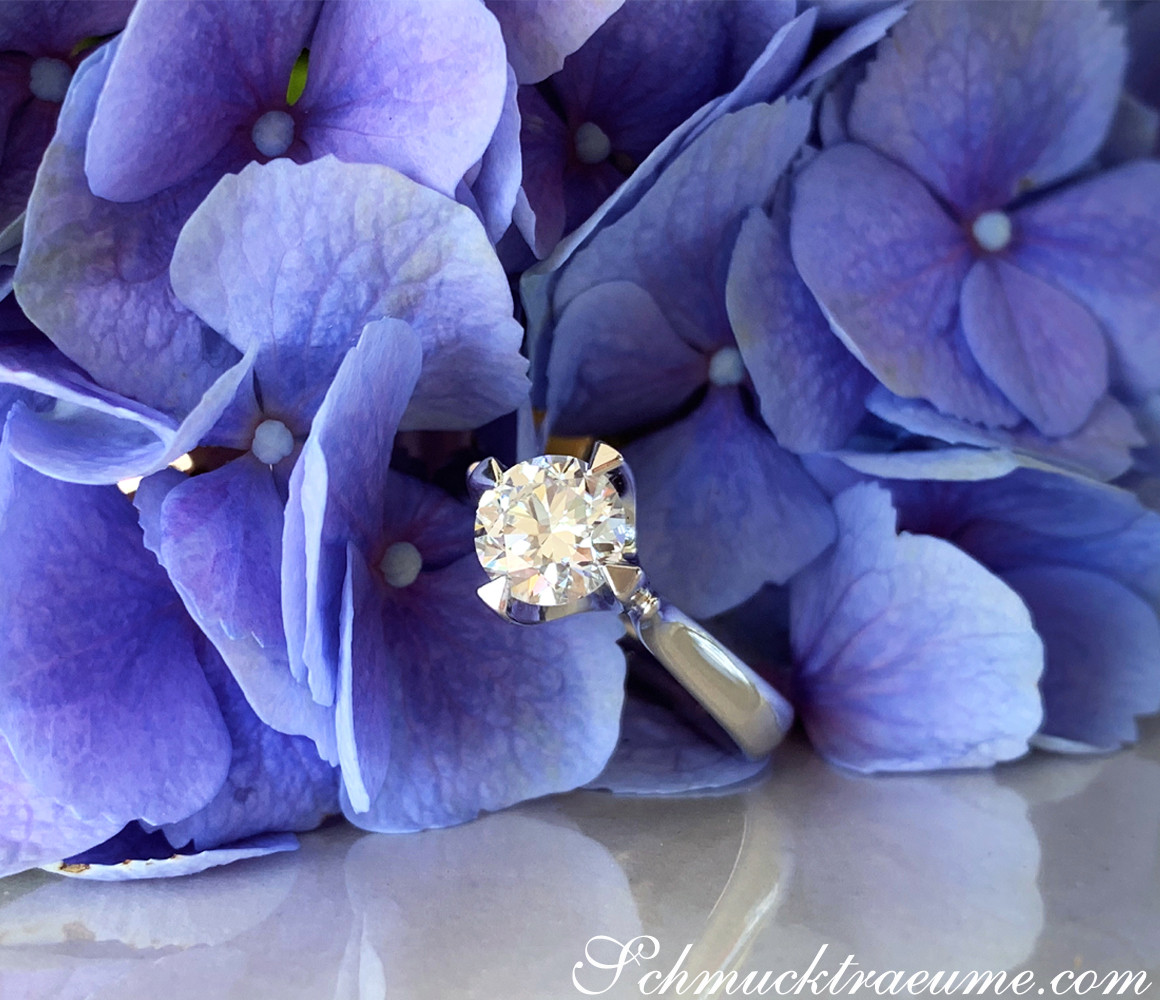 Blauer Hortensienblütenhintergrund mit Diamant-Solitär-Ring in Weißgold 750