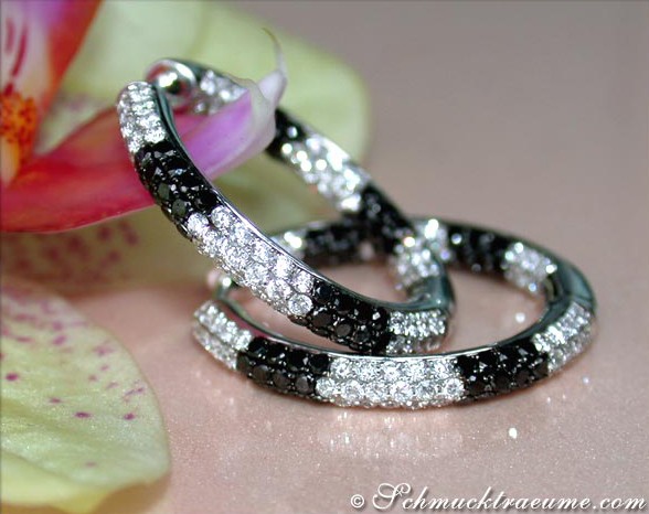 Schwarz-weiße Creolen mit 216 Diamanten, elegante Ohrschmuck-Design