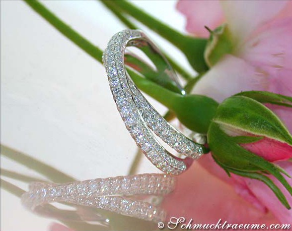 Detailaufnahme des überkreuzten Bandrings mit Brillanten in Weißgold 750