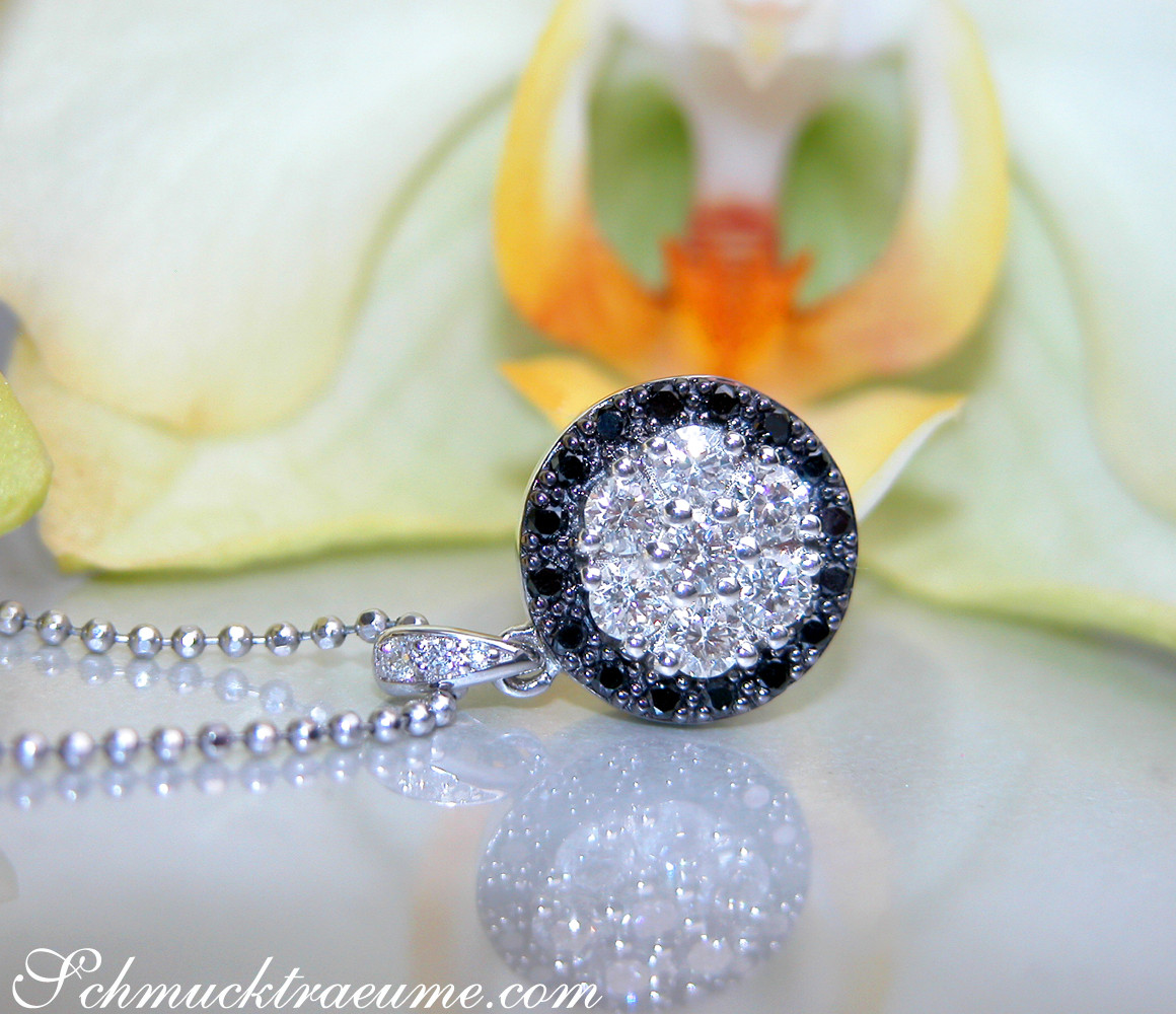 Schwarz-weißer Diamanten-Anhänger auf Orchideenblüte