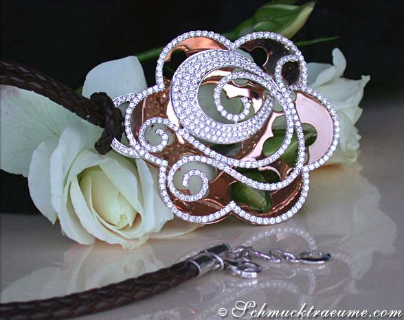 Detail des opulenteren Anhängers mit Diamantbesatz und Lederkordel