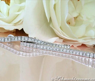 Prinzessdiamant-Ohrringe auf Rosenblüte, elegantes Accessoire