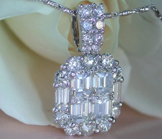 Exklusiver Diamant-Anhänger mit Brillanten auf Weißgoldkette, vor Rosenblüte